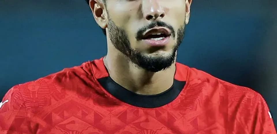 Jugador de Egipto con camiseta roja durante el partido