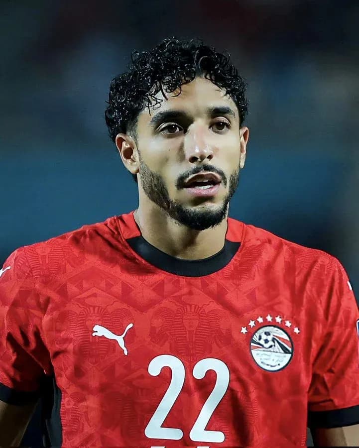 Jugador de Egipto con camiseta roja durante el partido