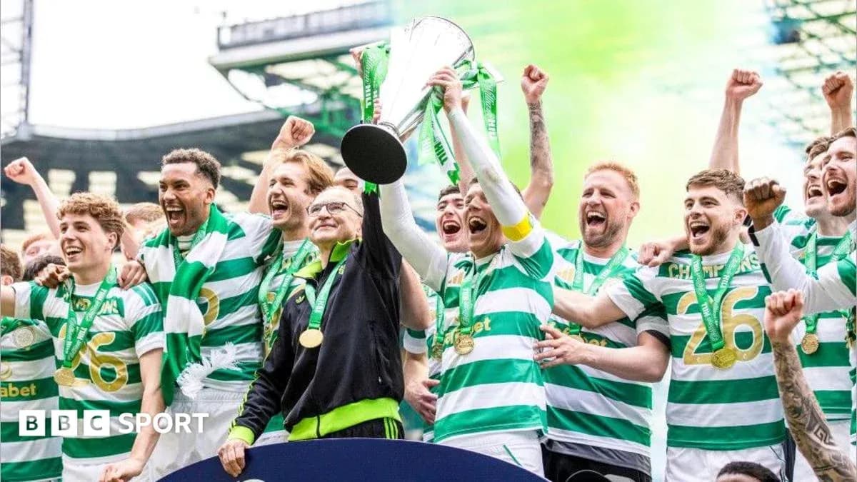 Jugadores de Celtic celebrando con trofeo en el estadio
