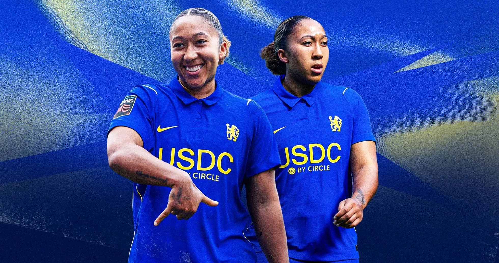 Jugadora de Chelsea en uniforme azul sonriendo
