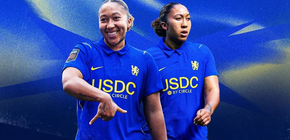 Jugadora de Chelsea en uniforme azul sonriendo