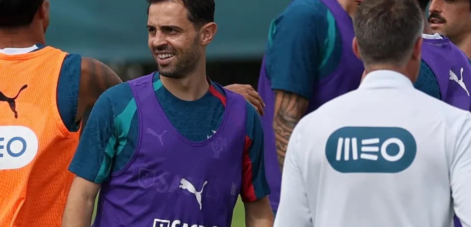 Jugadores en sesión de entrenamiento conversando