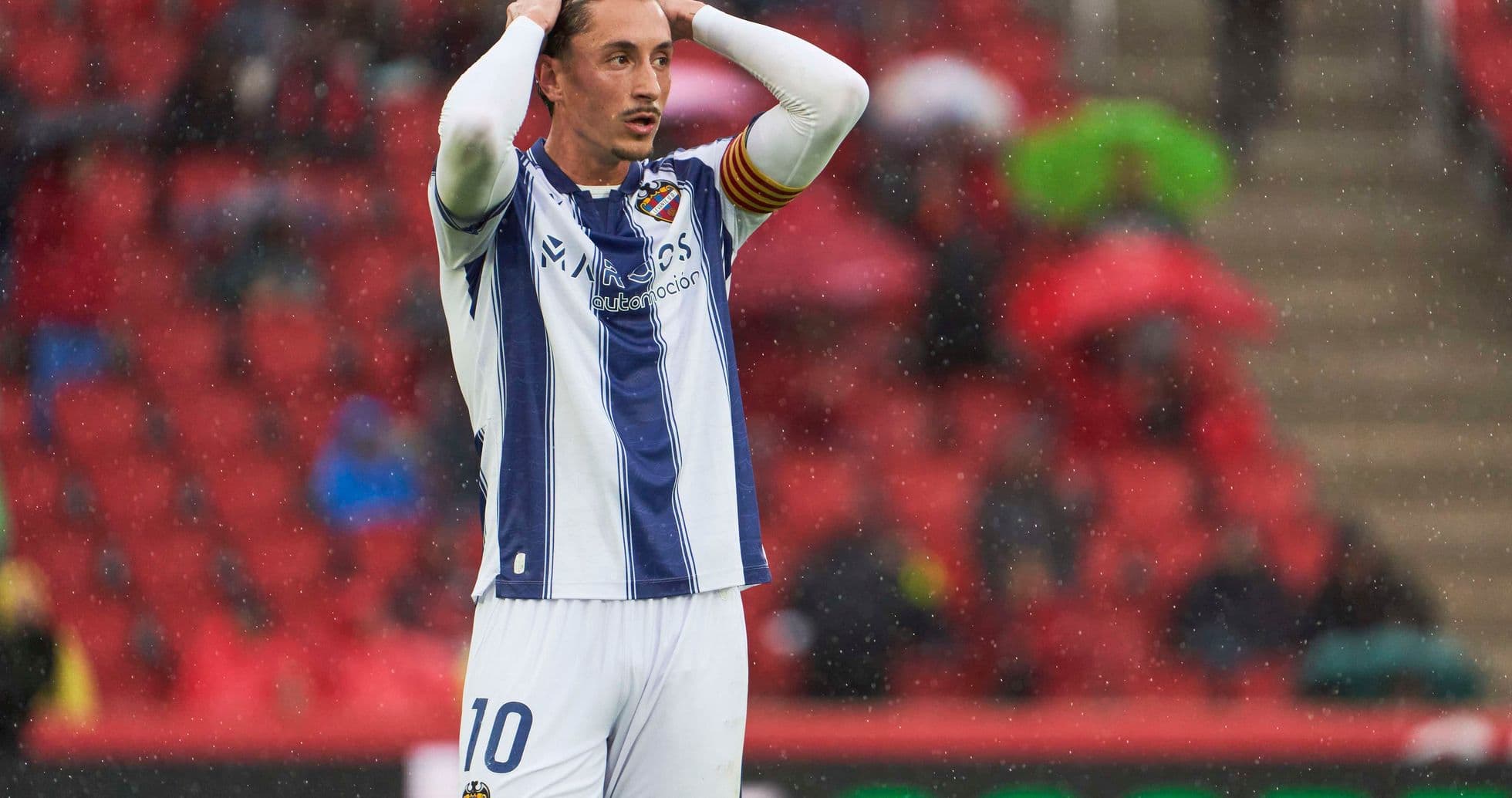 Jugador de Levante lamentando una jugada