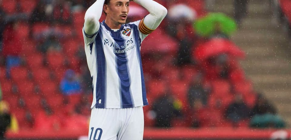 Jugador de Levante lamentando una jugada
