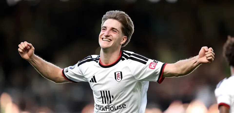 Jugador de Fulham celebrando un gol en el campo