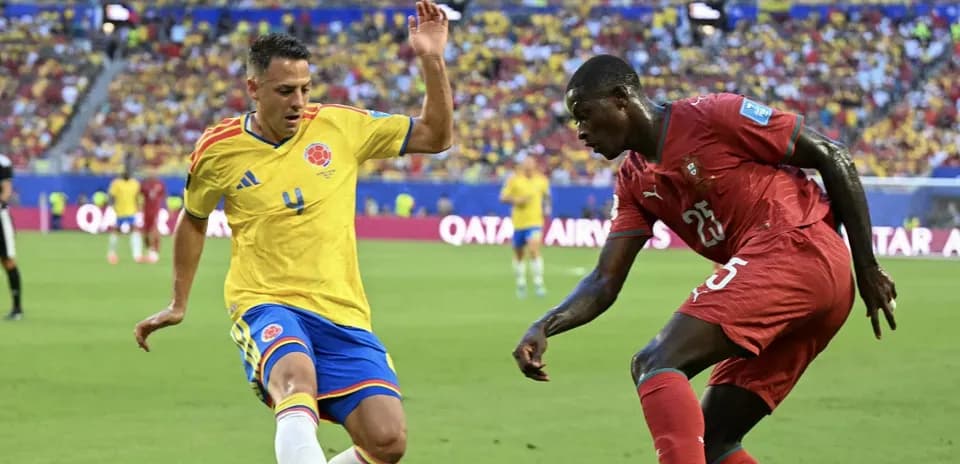 Jugadores disputando el balón durante un partido
