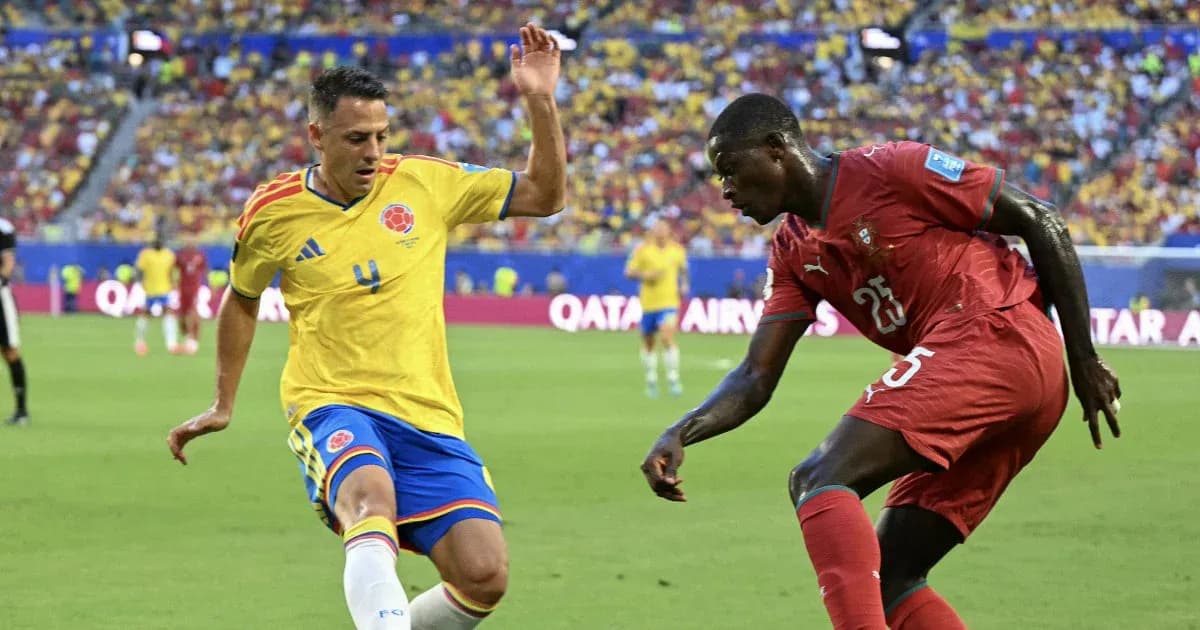 Jugadores disputando el balón durante un partido