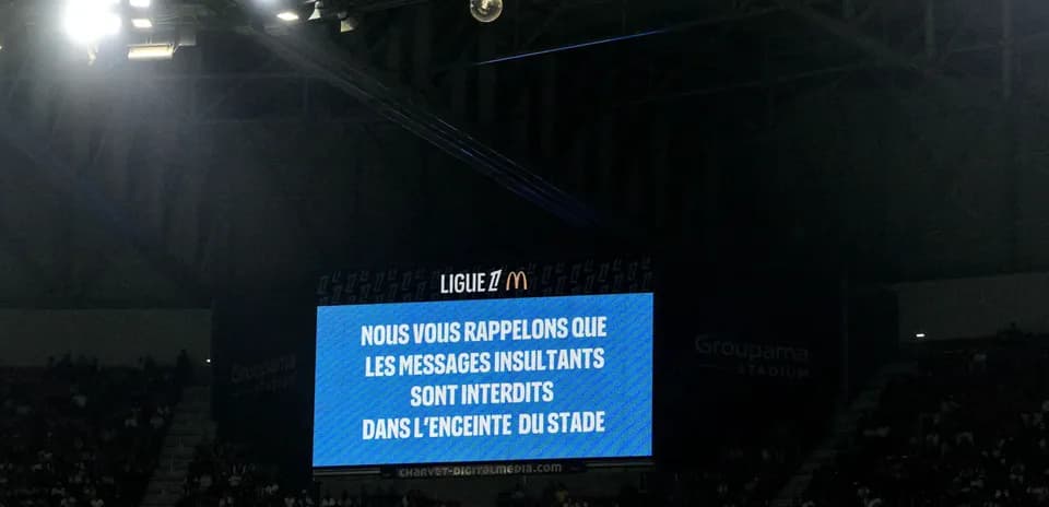 Pantalla del estadio mostrando mensaje de conducta