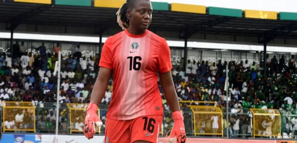 Portera del equipo Nigeria con guantes en el campo