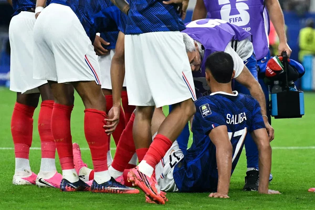 Jugador siendo atendido por el personal médico en el campo