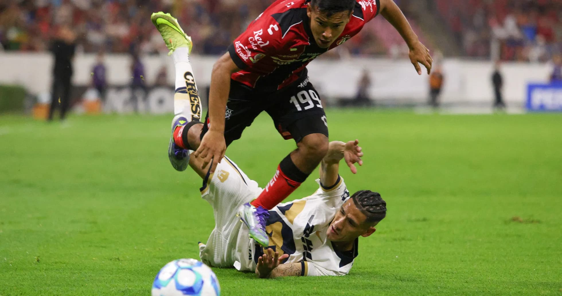 Jugadores de Atlas y U.N.A.M. en acción