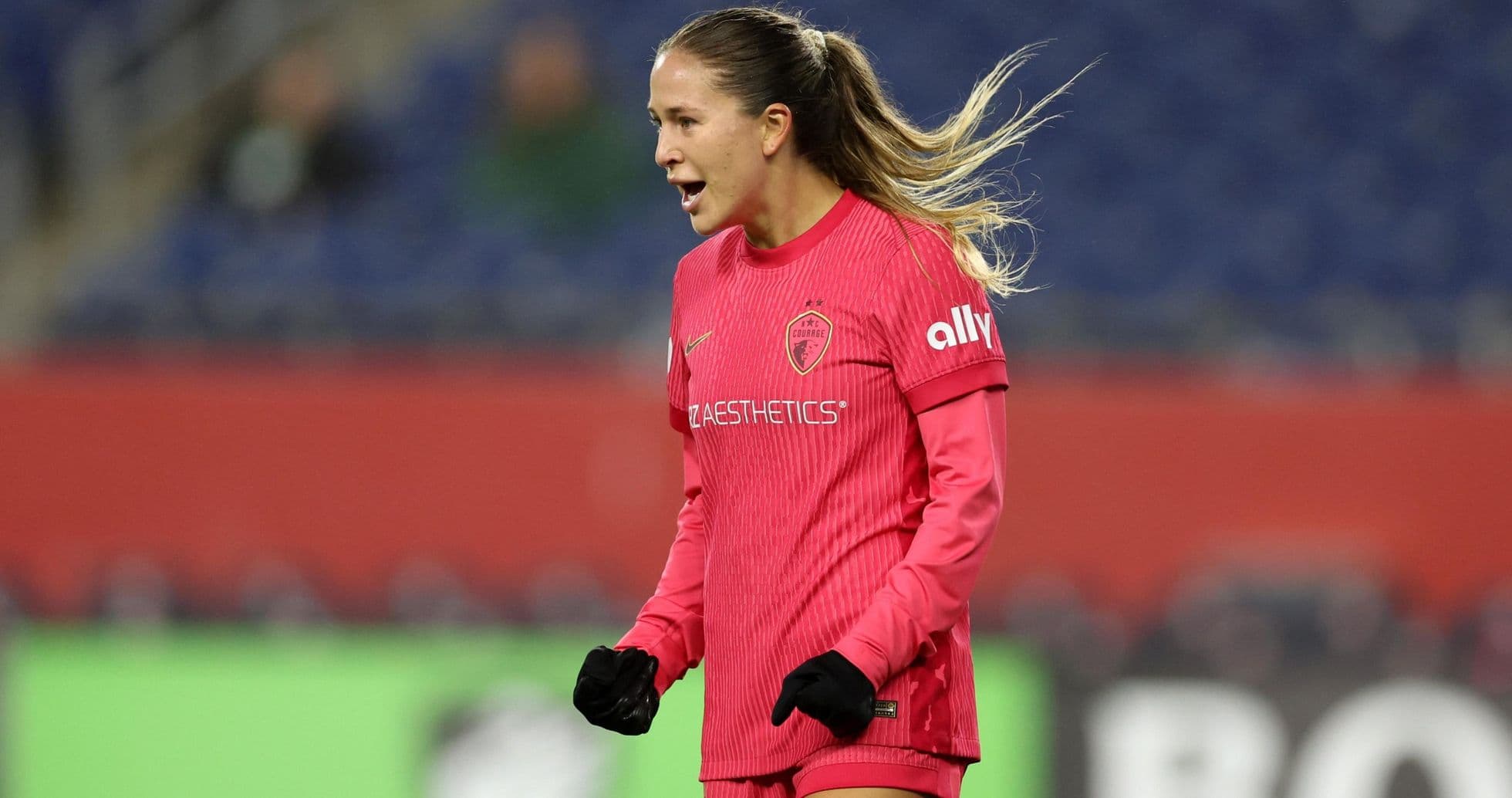 Portera de North Carolina Courage celebrando un gol