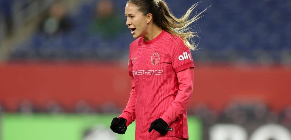 Portera de North Carolina Courage celebrando un gol
