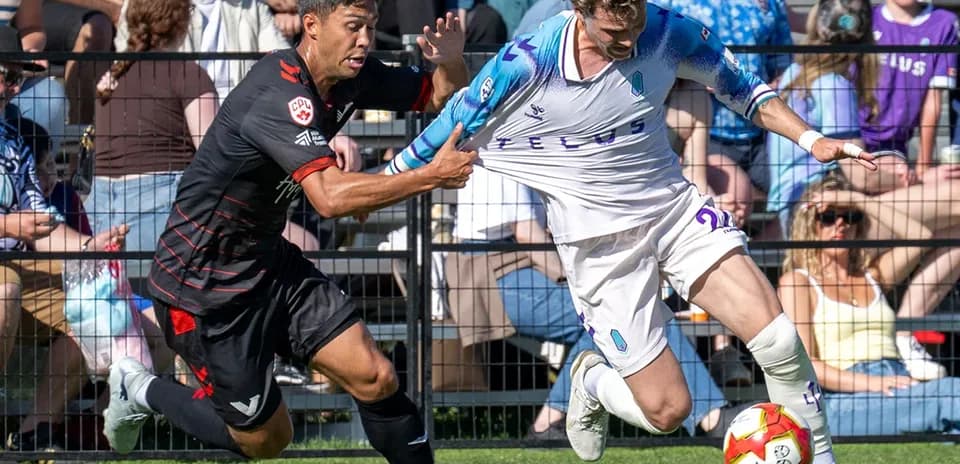 Jugador de Vancouver FC intentando eludir a un rival