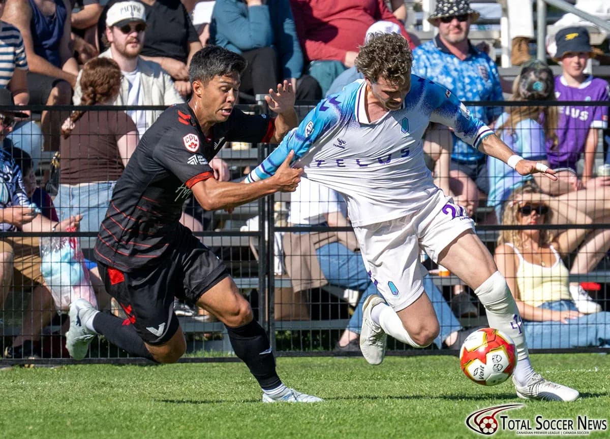 Jugador de Vancouver FC intentando eludir a un rival