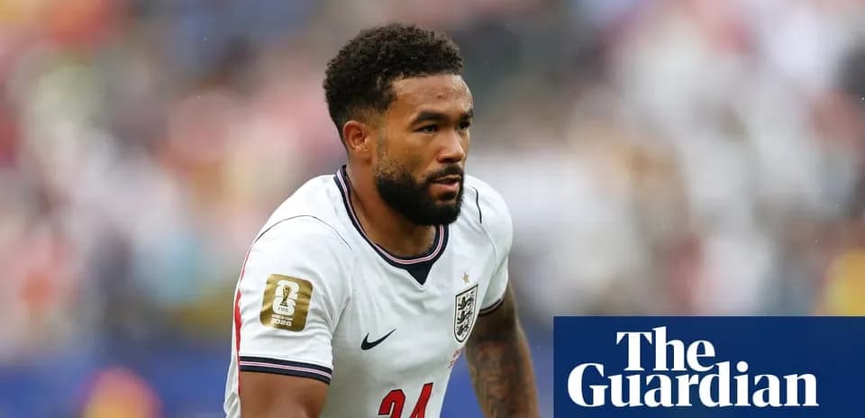 Jugador de Inglaterra corriendo con balón en el campo