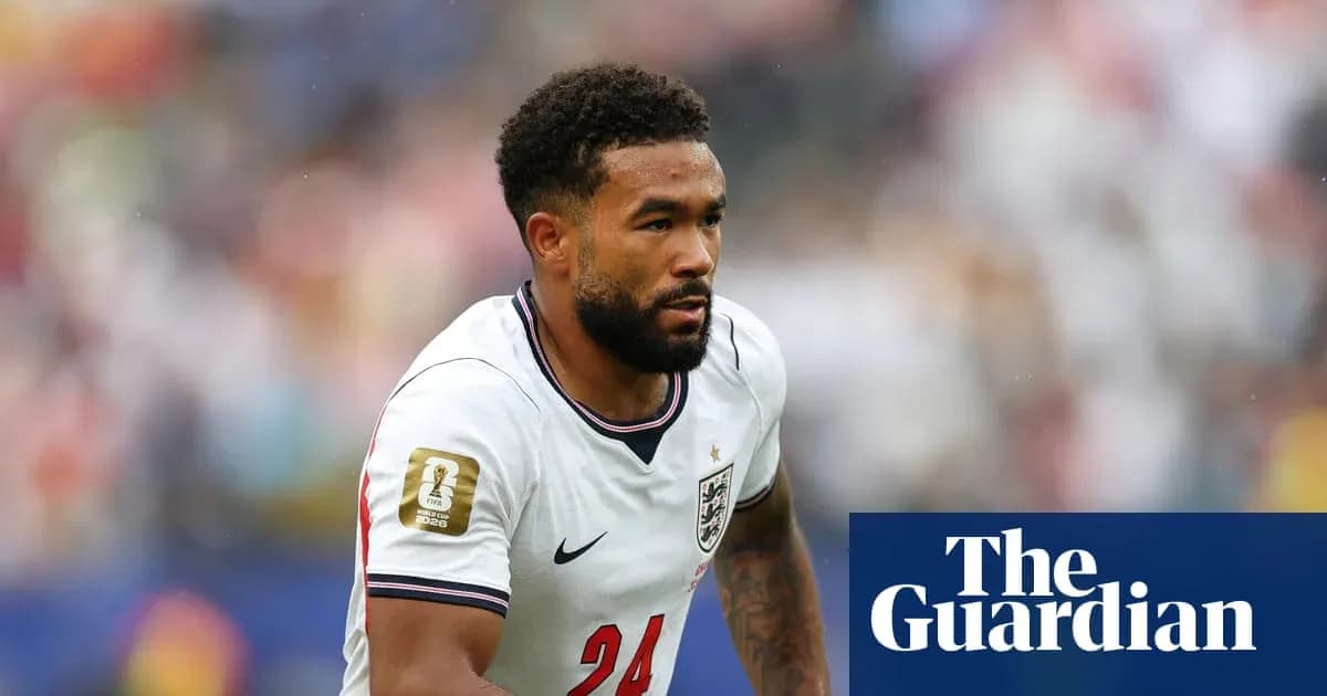 Jugador de Inglaterra corriendo con balón en el campo