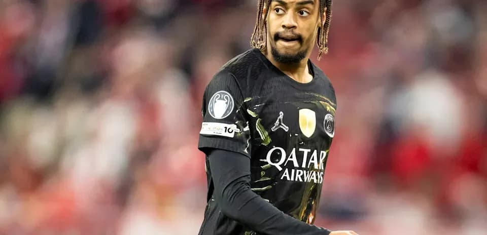 Jugador con camiseta de PSG en el campo