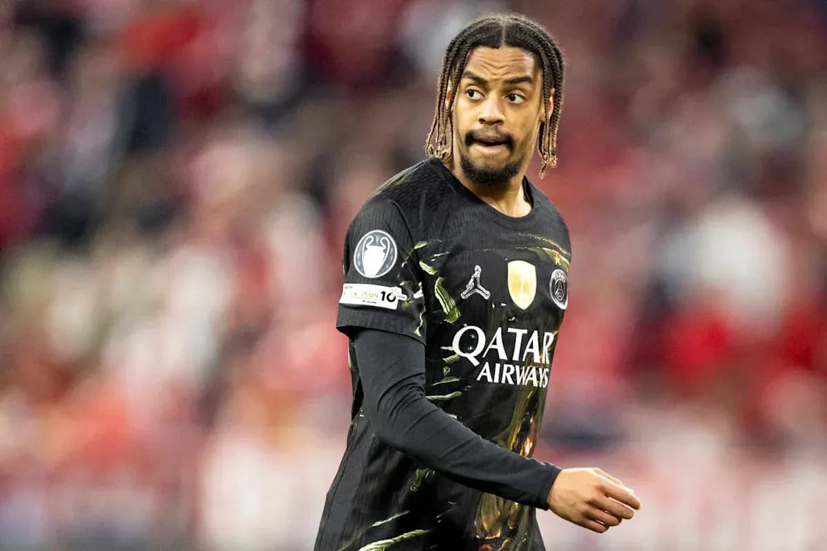 Jugador con camiseta de PSG en el campo