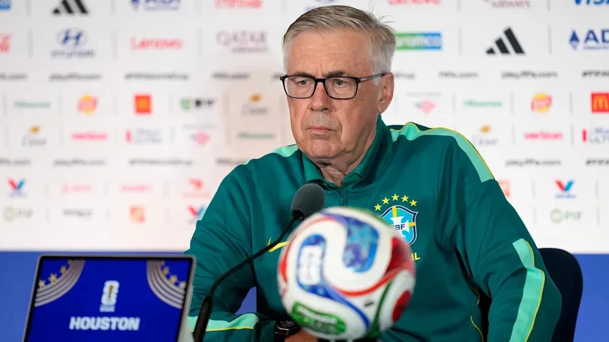 Entrenador en conferencia de prensa con balón frente