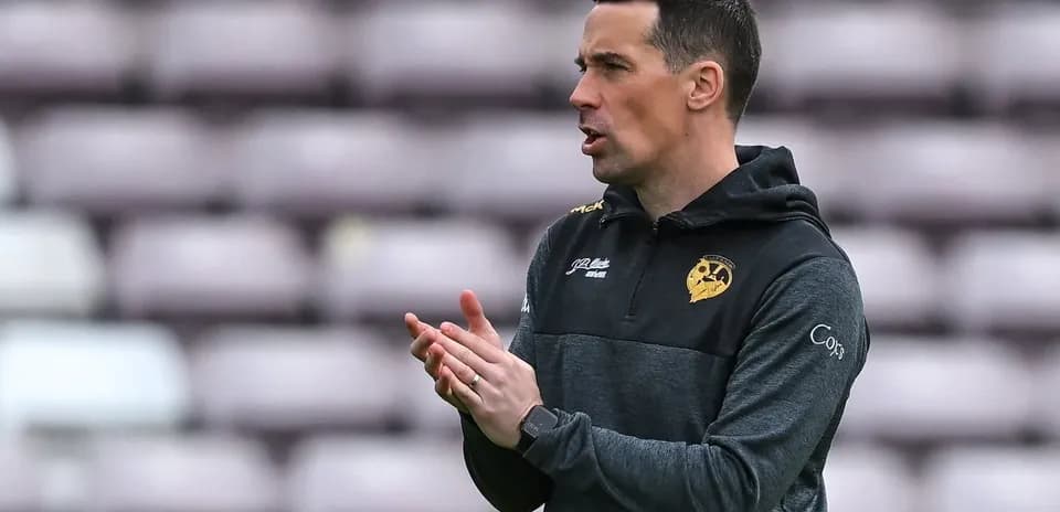 Entrenador dando instrucciones en el campo de juego