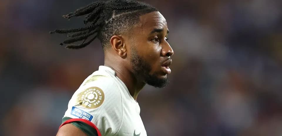 Jugador de fútbol con camiseta de Portugal en acción
