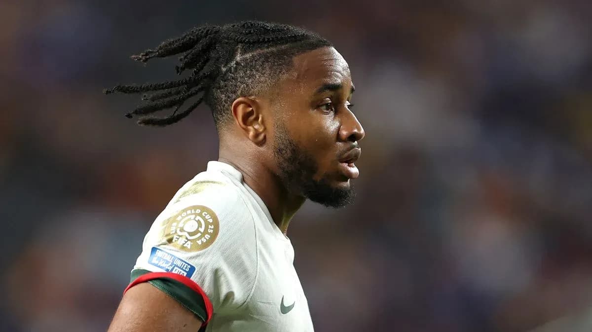 Jugador de fútbol con camiseta de Portugal en acción