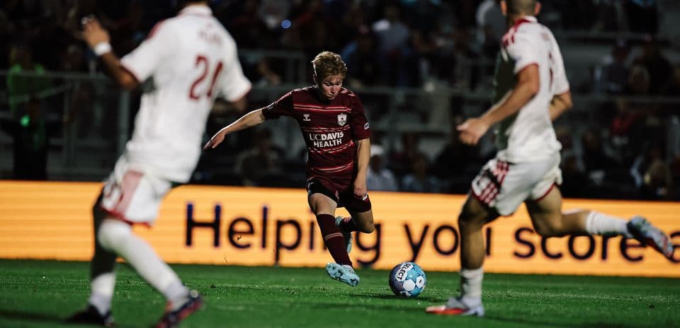 Jugador de Sacramento Republic con el balón