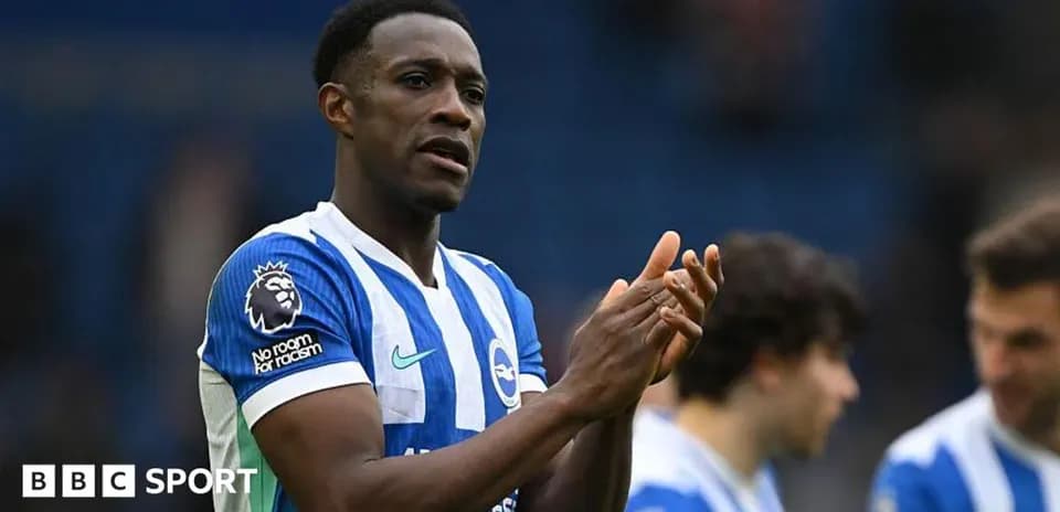 Jugador aplaudiendo en el campo durante un partido