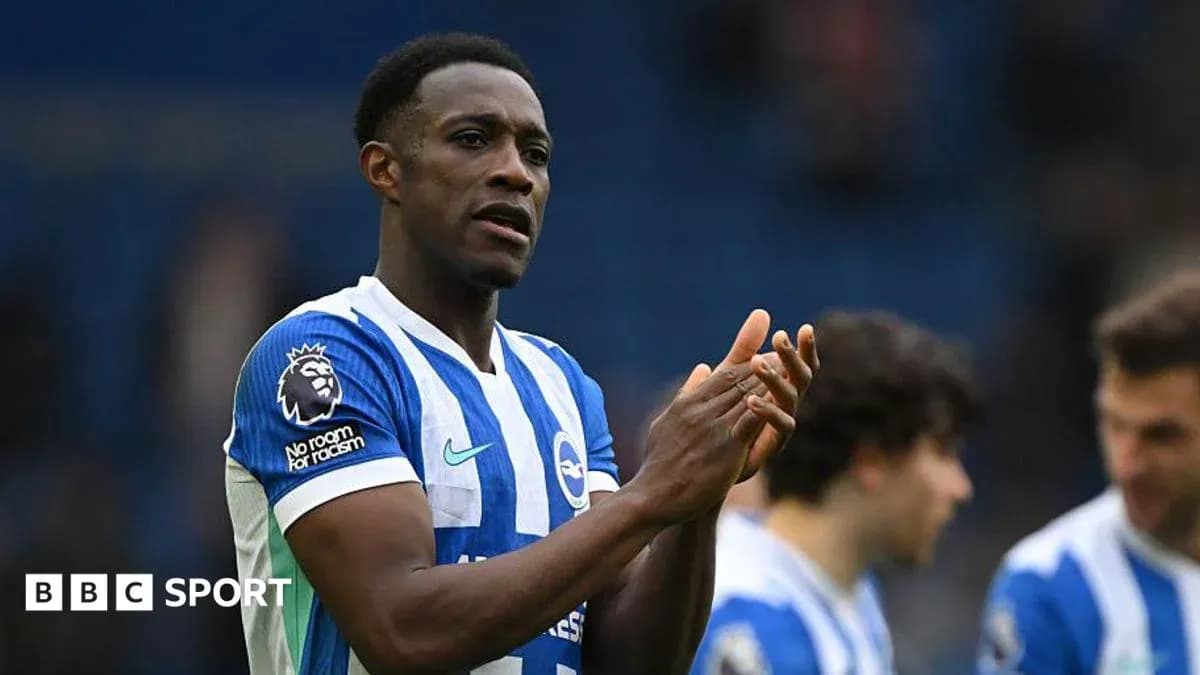 Jugador aplaudiendo en el campo durante un partido