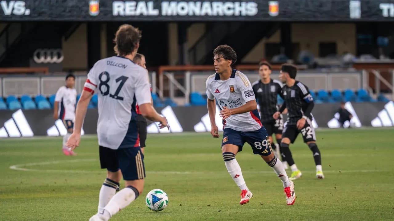 Jugadores de Real Monarchs en acción