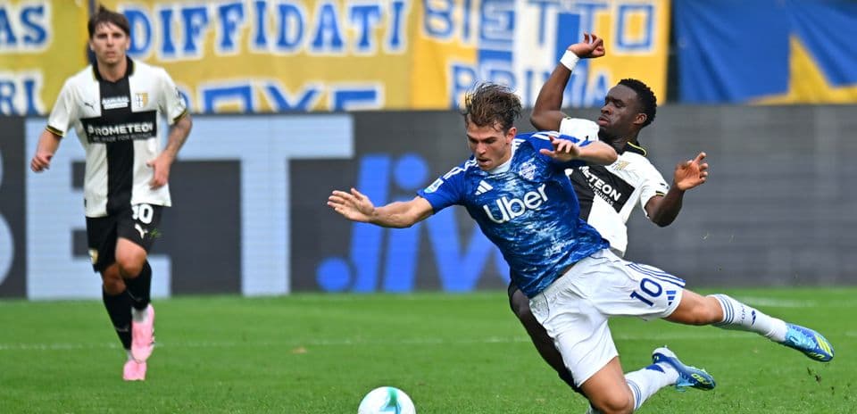 Jugador de Como cae mientras es tackleado por Parma
