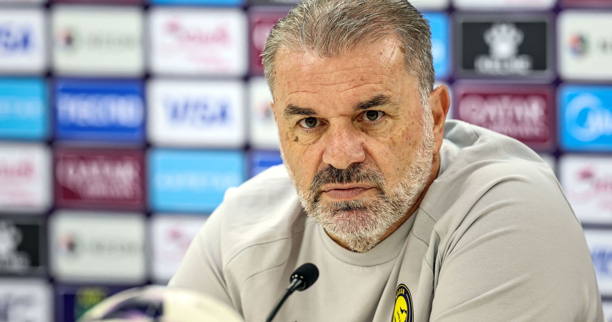 Entrenador hablando en conferencia de prensa