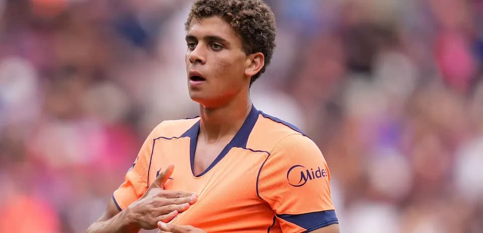Jugador en uniforme naranja preparándose para el partido