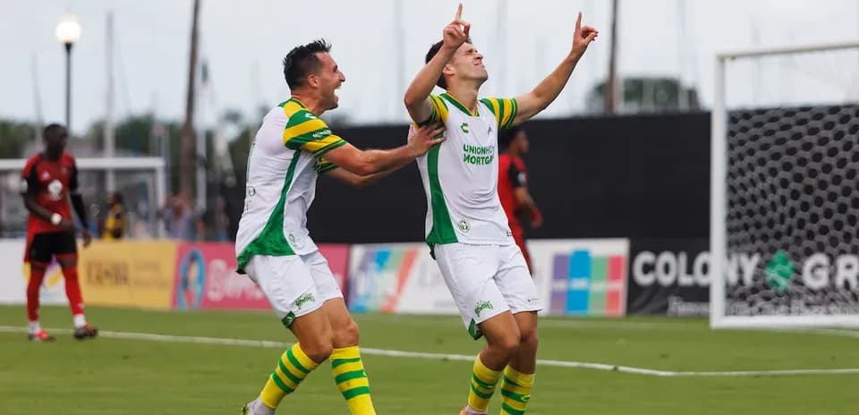 Celebración de jugadores de Tampa Bay Rowdies