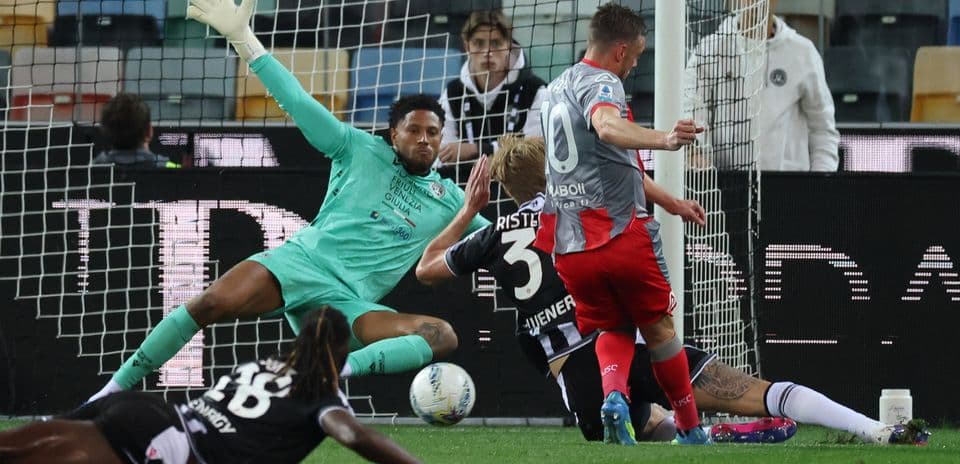 Portero de Udinese detiene un tiro de Cremonese