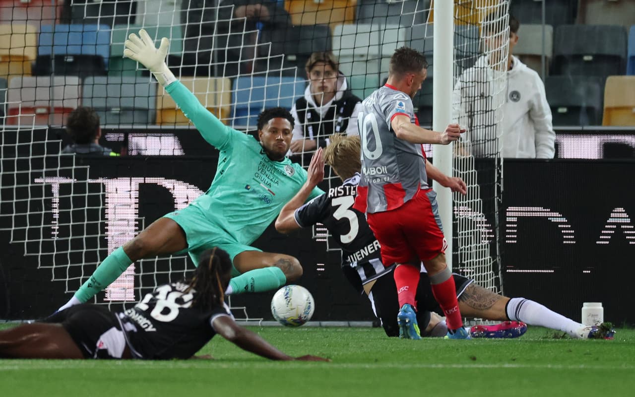 Portero de Udinese detiene un tiro de Cremonese
