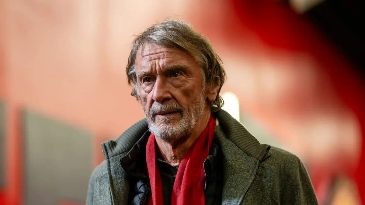 Hombre con abrigo y bufanda en un pasillo