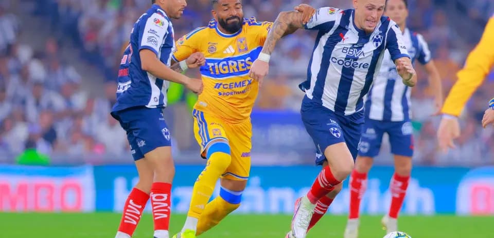 Jugadores de Monterrey y Tigres compiten por el balón