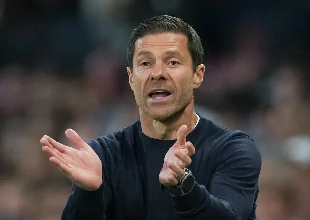 Entrenador dando instrucciones durante el partido