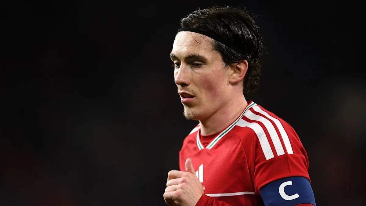 Jugador con camiseta roja y brazalete de capitán