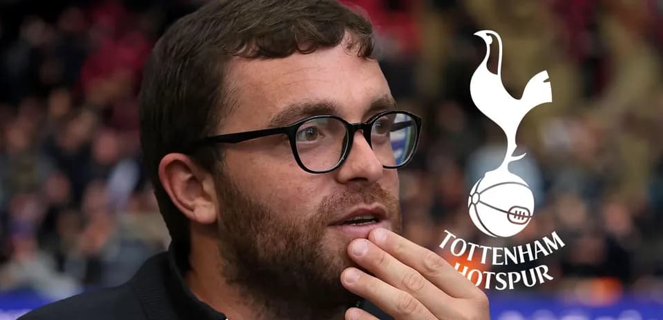 Persona pensando durante un partido de Tottenham Hotspur