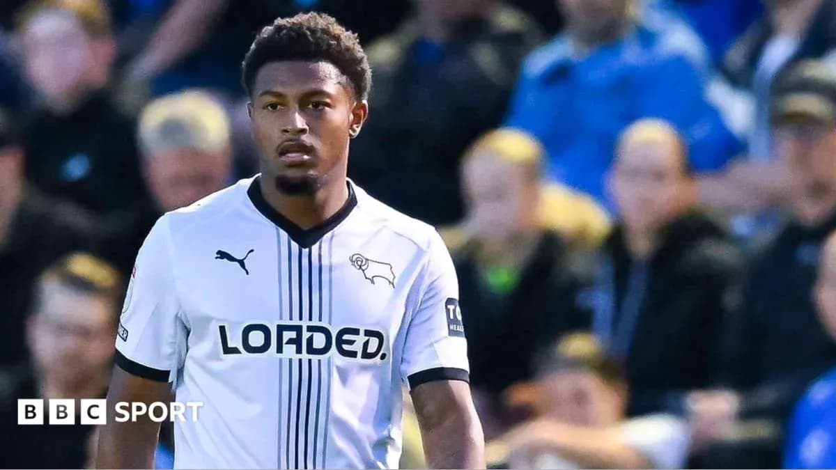 Jugador de Derby County en el campo durante un partido