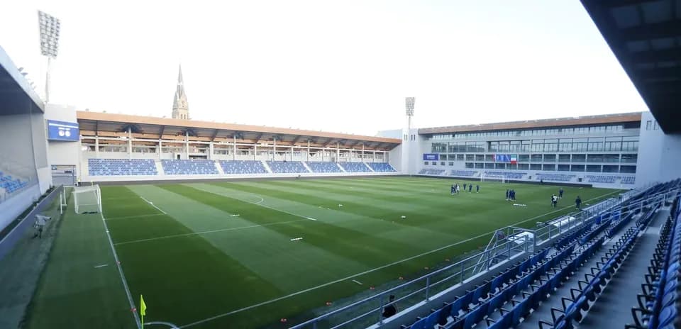 Estadio con campo de fútbol y gradas vacías