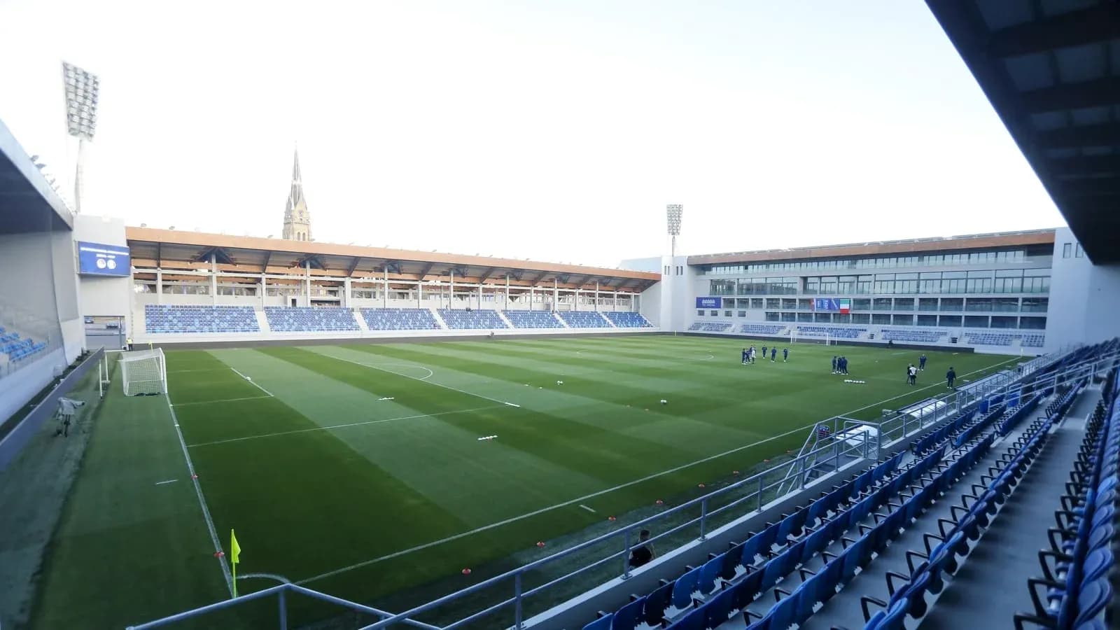 Estadio con campo de fútbol y gradas vacías