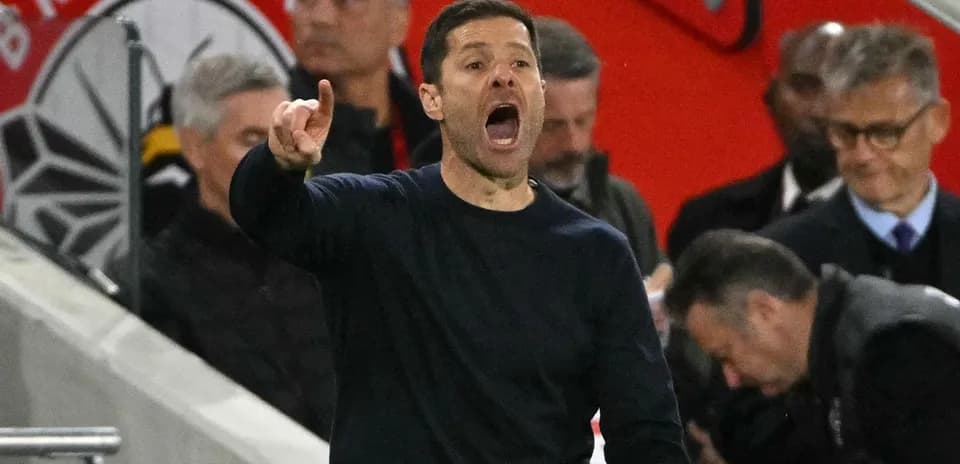 Entrenador dando instrucciones desde la línea de banda