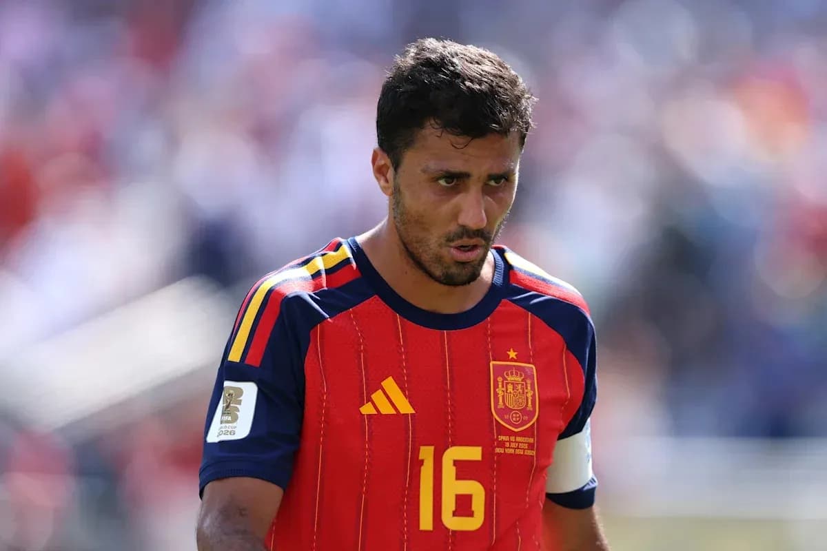 Jugador de España con camiseta roja en partido