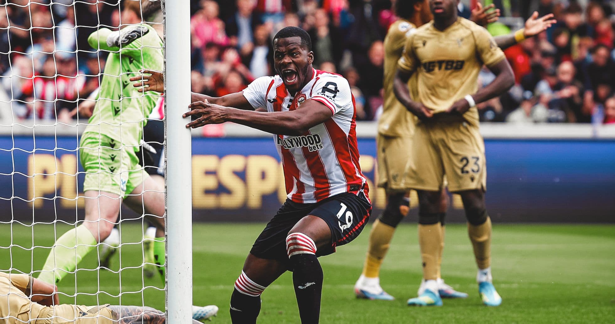 Jugador de Brentford celebra un gol en el partido