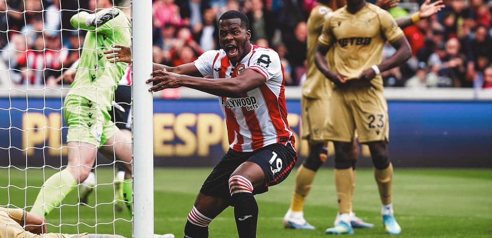 Jugador de Brentford celebra un gol en el partido