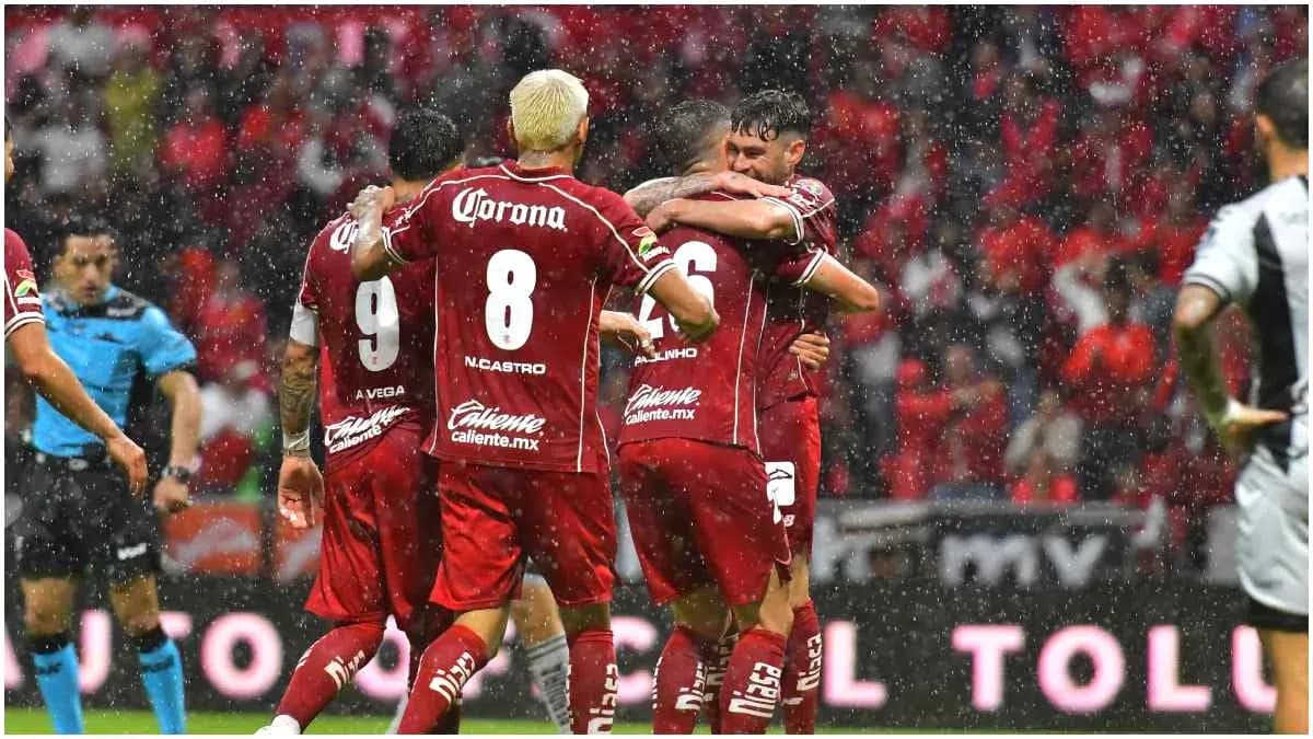 Jugadores de Toluca celebrando un gol en la lluvia